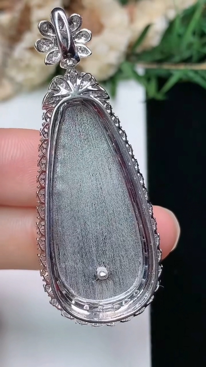 天然A货翡翠白冰福豆吊坠，尺寸50.5-19.5-12.6，裸石35-16.7，重量:10.23g
3月28日