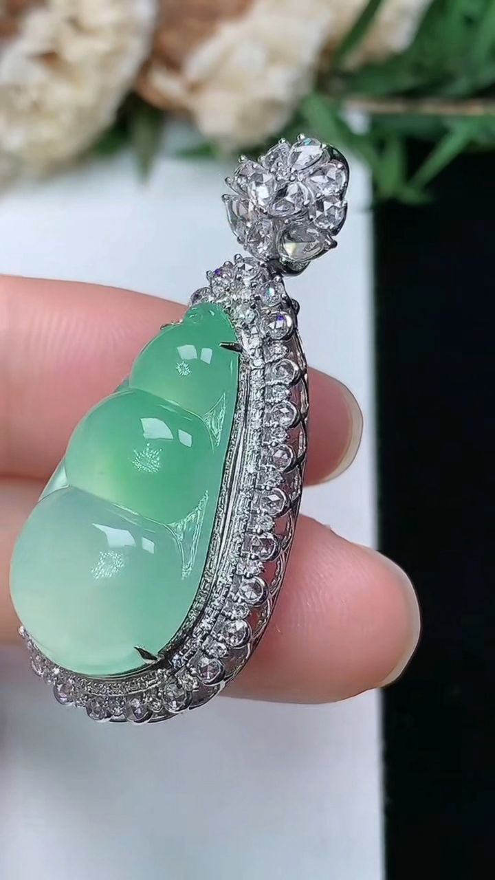 天然A货翡翠福豆吊坠，尺寸38.5-17.6-13.3，裸石23.5-12.8，重量:7.45g
3月28日