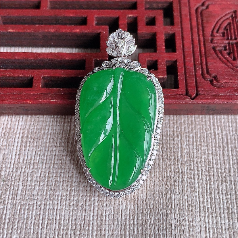 天然A货翡翠18K金伴钻镶嵌阳绿叶子金枝玉叶吊坠 
尺寸35.5-18.5-9.8裸石24.6-15