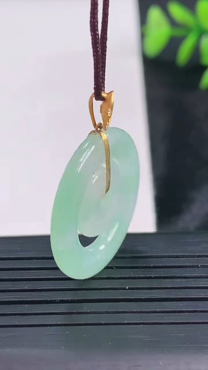 天然A货翡翠母子平安扣吊坠尺寸23.6-3重量:3.65g
3月28日