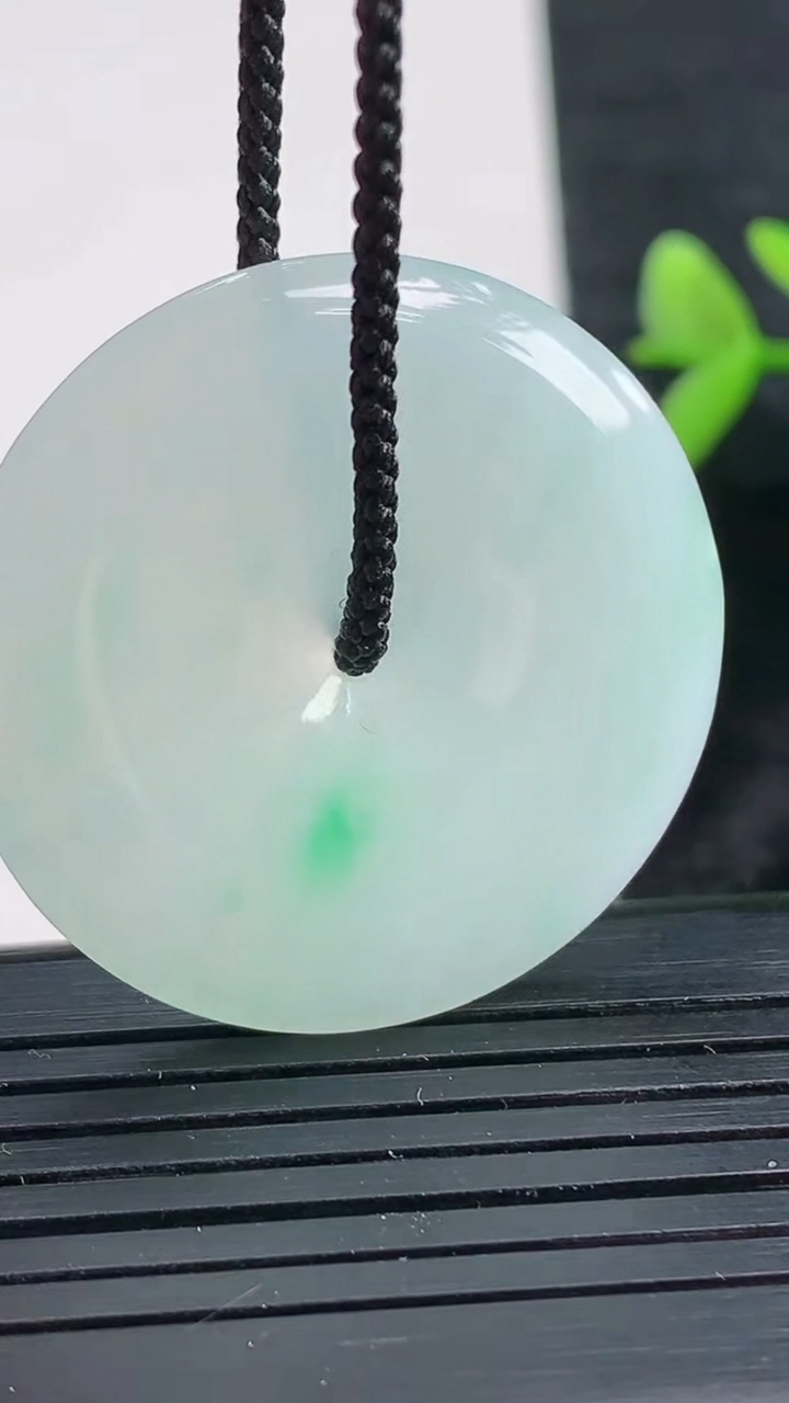 天然A货翡翠平安扣吊坠尺寸33.1-4.9重量:11.66g
3月28日