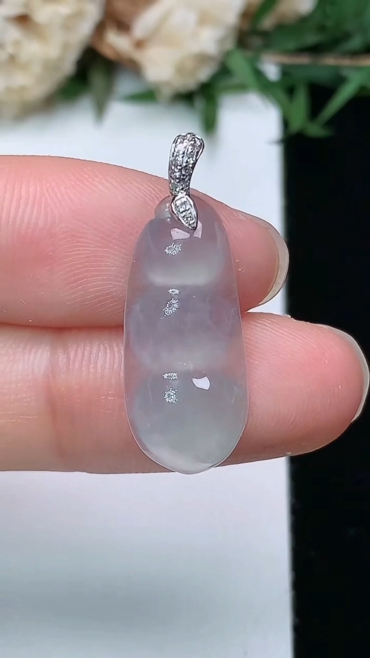 天然A货翡翠白冰福豆吊坠，尺寸21.4-9.6-4.2，重量:1.68g
3月28日