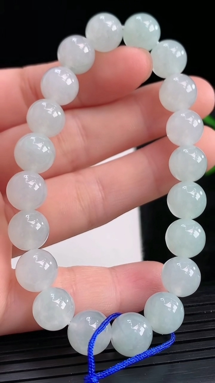 天然A货翡翠圆珠手串尺寸9.1-20颗重量:25.91g3月28日
工厂直销收藏佳品,种好水足，色泽均匀，有种有色，上手高大气！