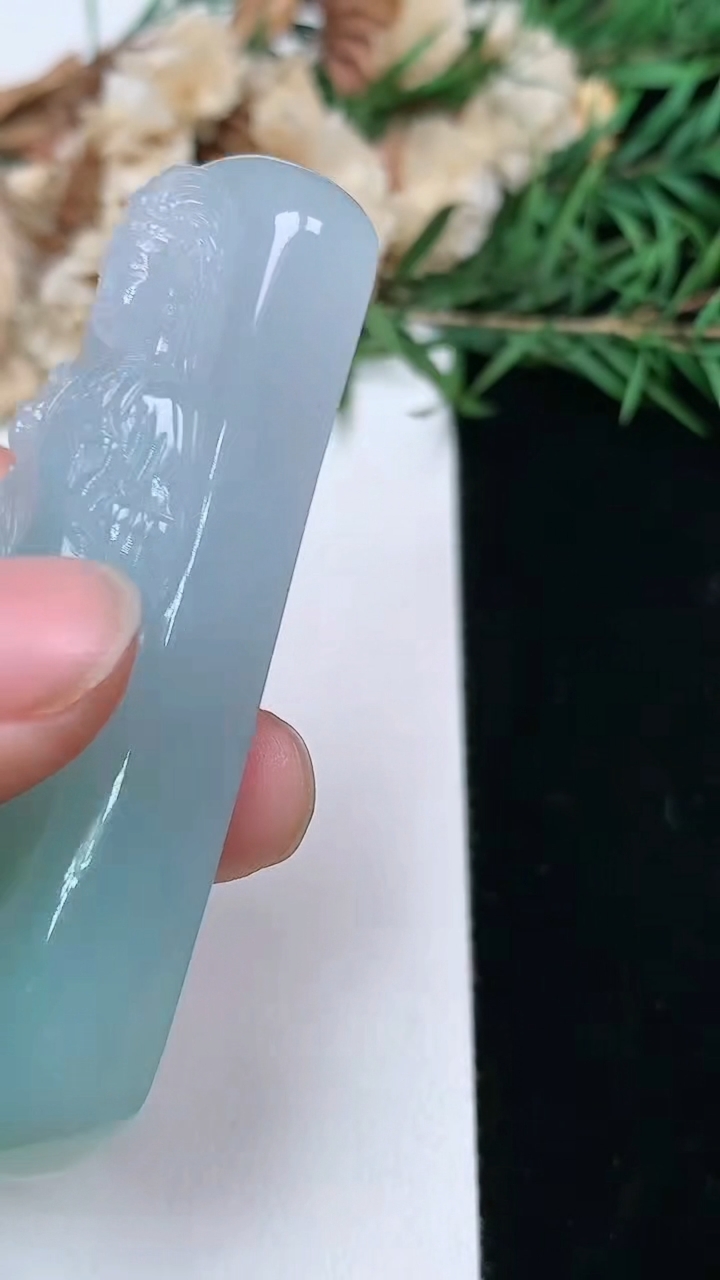 天然A货翡翠大势至观音菩萨吊坠，尺寸63.6-24.5-11.2，重量:39.53g
3月28日