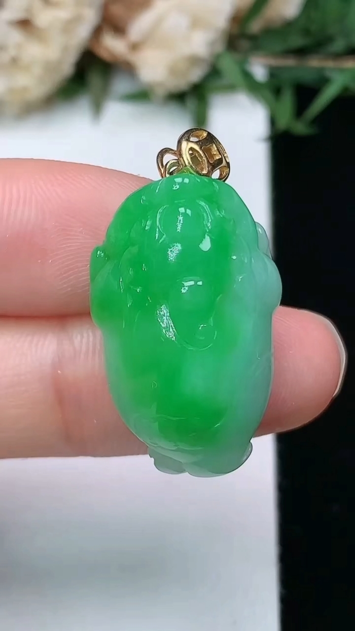 天然A货翡翠金蟾吊坠，尺寸25-15.8-10.4，重量:6.99g
3月28日