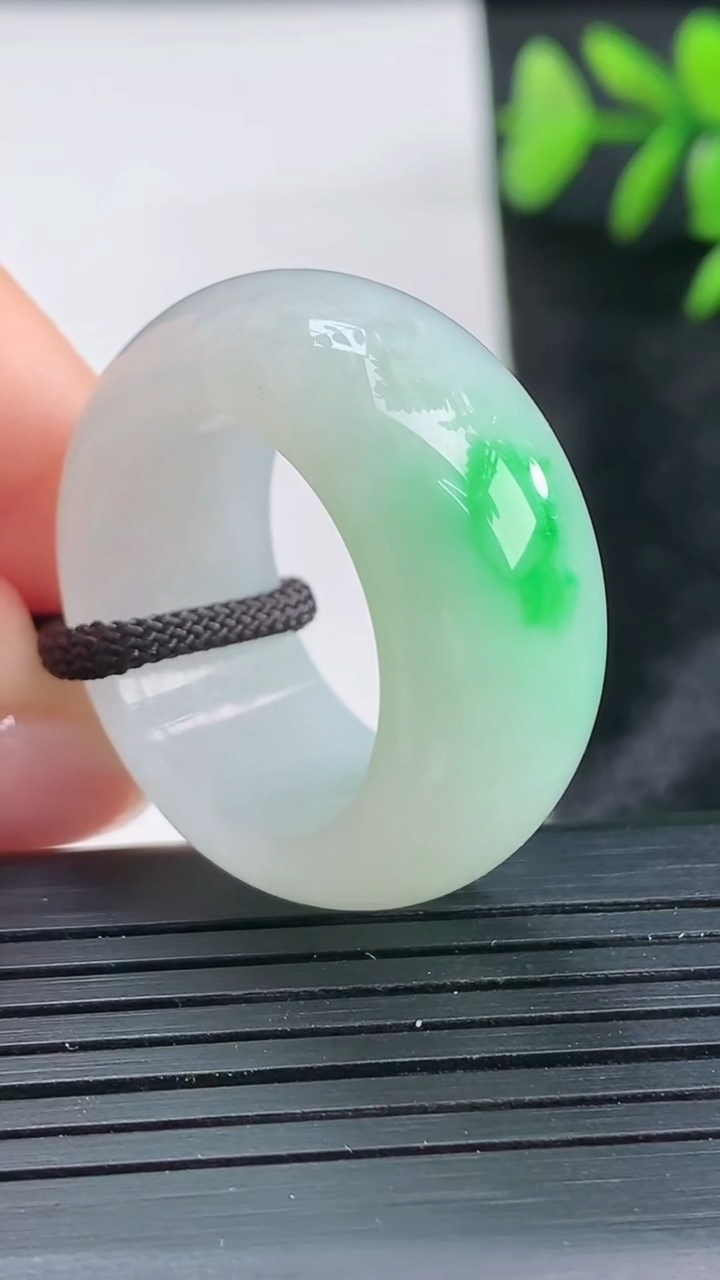 天然A货翡翠指环扳指尺寸20.5-12.4-5重量:14.18g2026年3月28日
工厂直销收藏佳