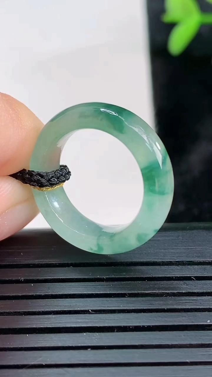 天然A货翡翠冰种飘花指环戒指尺寸14.6-5.1-3.3重量:2.75g2026年3月28日
工厂直