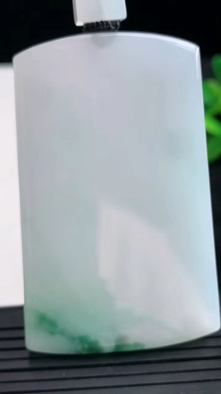 天然A货翡翠冰种飘花无事牌吊坠尺寸60-38.1-5.8重量:46.70g
3月28日