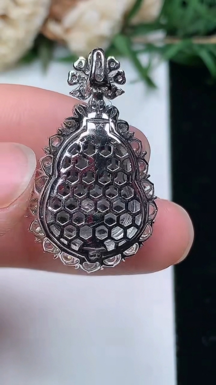 天然A货翡翠白冰葫芦吊坠，尺寸29.2-17.5-11.9，裸石15.5-11.9，重量:5.20g
3月28日，重量:5.20g