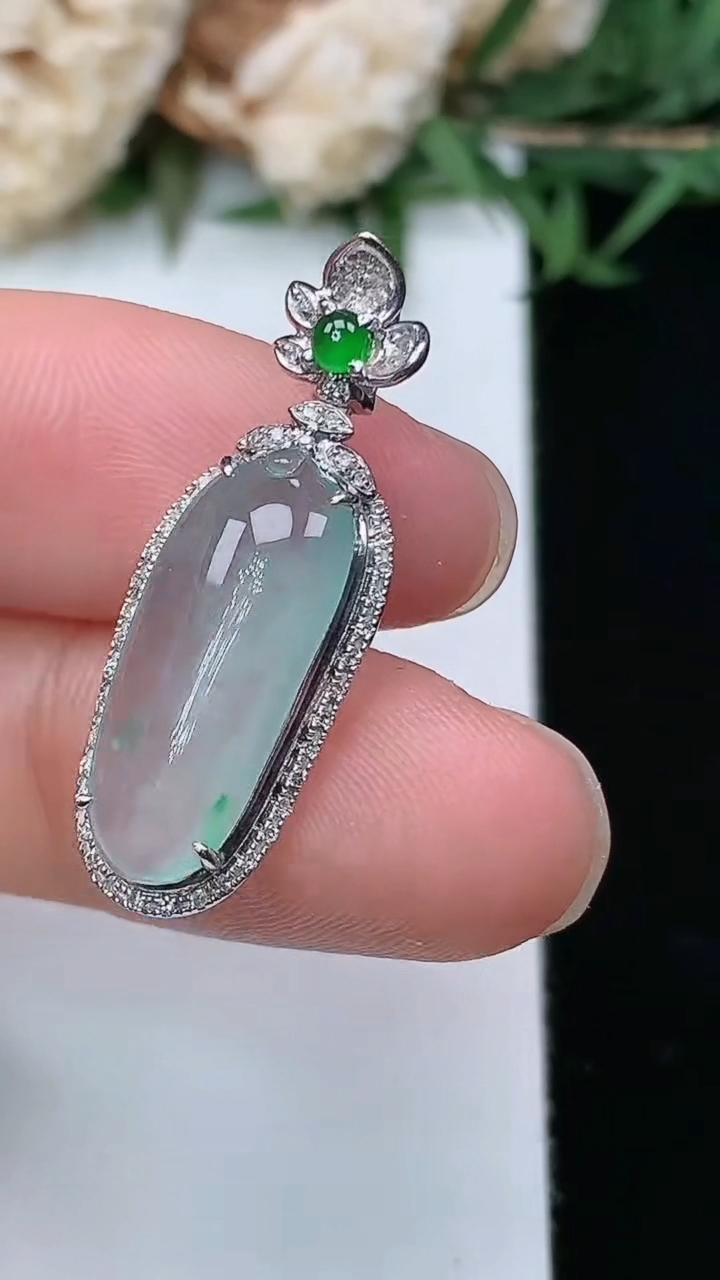 天然A货翡翠福瓜吊坠，尺寸27.9-9.9-6.2，裸石17.6-7.5，重量:2.00g
3月28日