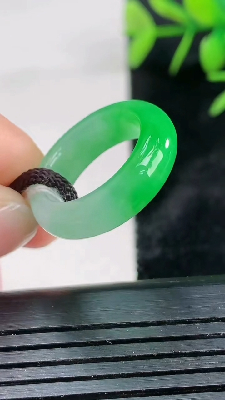 天然A货翡翠指环戒指尺寸15.4-5.8-3.8重量:3.88g2026年3月28日
工厂直销收藏佳品,种好水足，色泽均匀，有种有色，上手高大气！