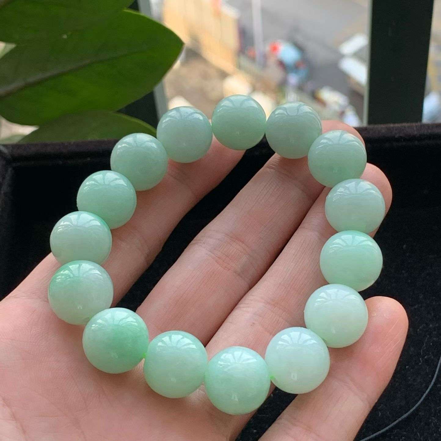 A货天然翡翠冰糯种满绿手串15颗重量71.73
3月28日