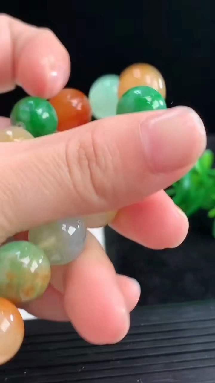 天然A货翡翠三彩圆珠手串尺寸11.5-17颗重量:49.09g3月28日
工厂直销收藏佳品,种好水足，色泽均匀，有种有色，上手高大气！