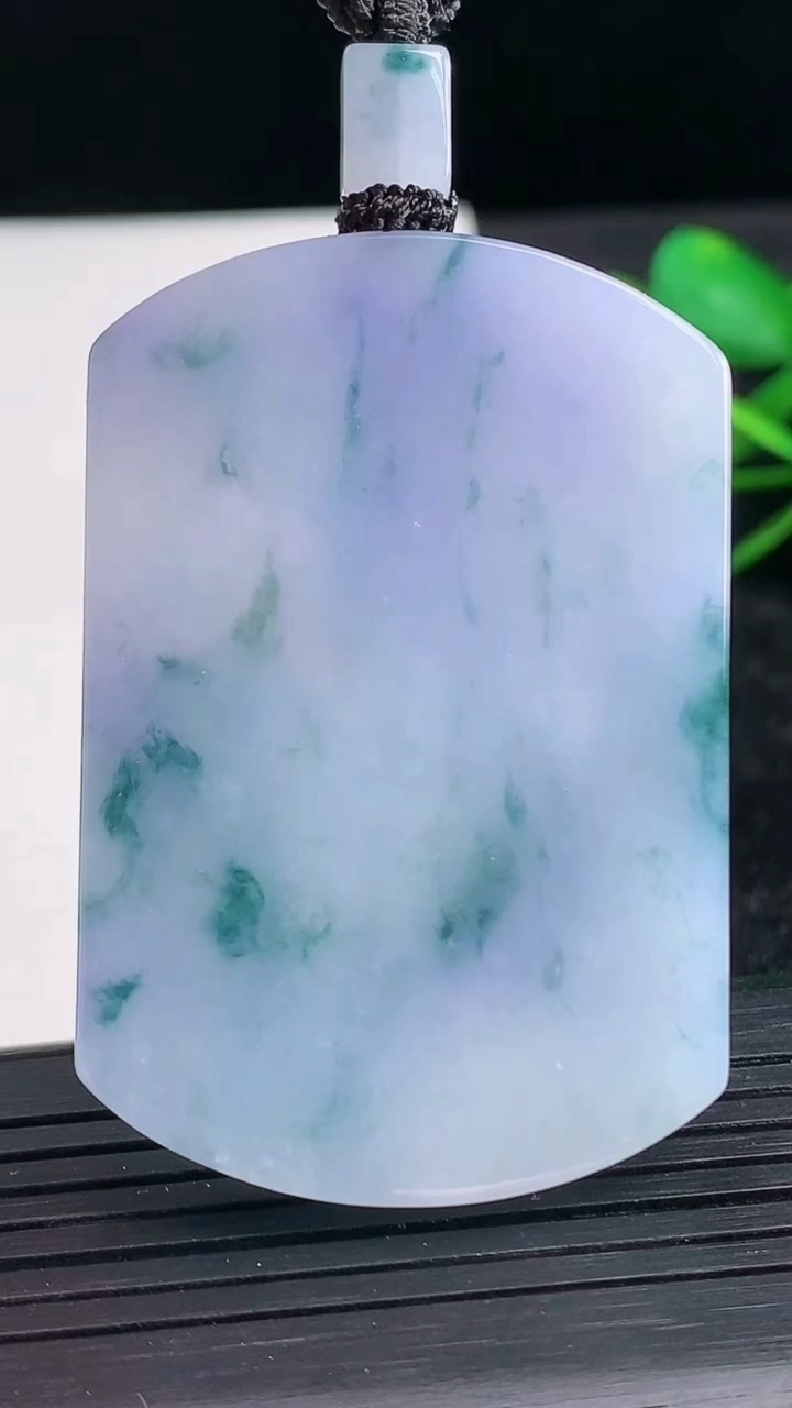 天然A货翡翠紫罗兰飘花无事牌吊坠尺寸51.8-34.5-5.7重量:36.52g
3月28日