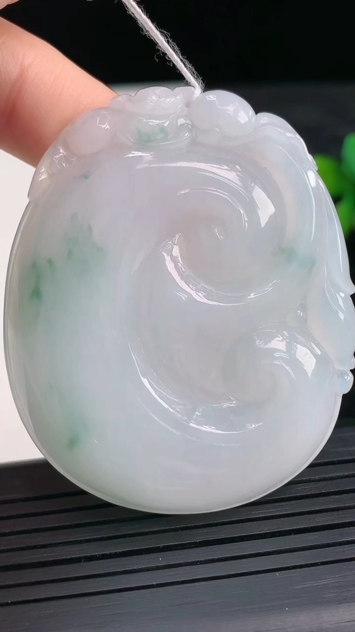 天然A货翡翠飘花如意吊坠尺寸56.7-47.3-7.5重量:37.80g
3月28日