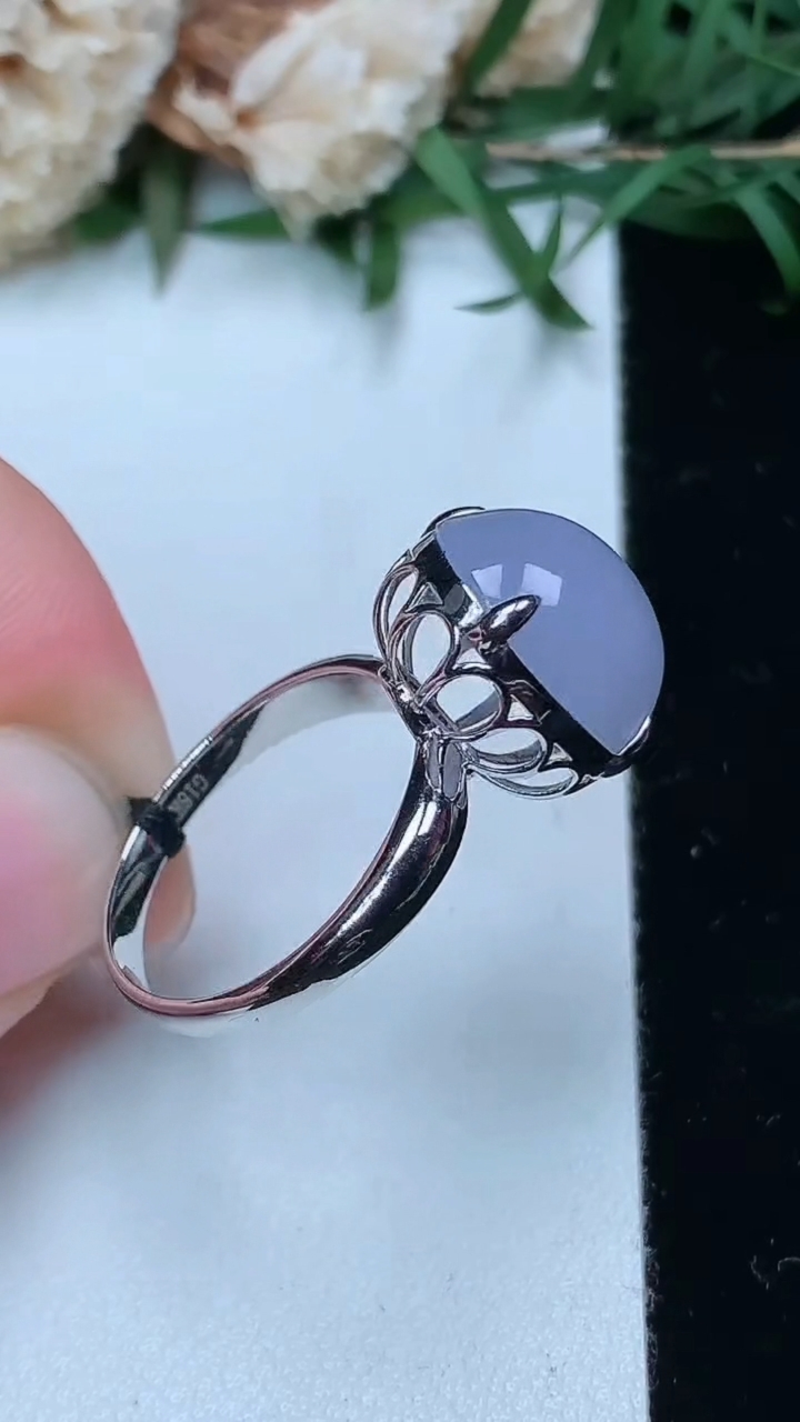 天然A货翡翠k金紫罗兰蛋面戒指，尺寸17.4-13.6-12，重量:4.58g2026年3月28日
工厂直销收藏佳品,种好水足，色泽均匀，有种有色，上手高大气！