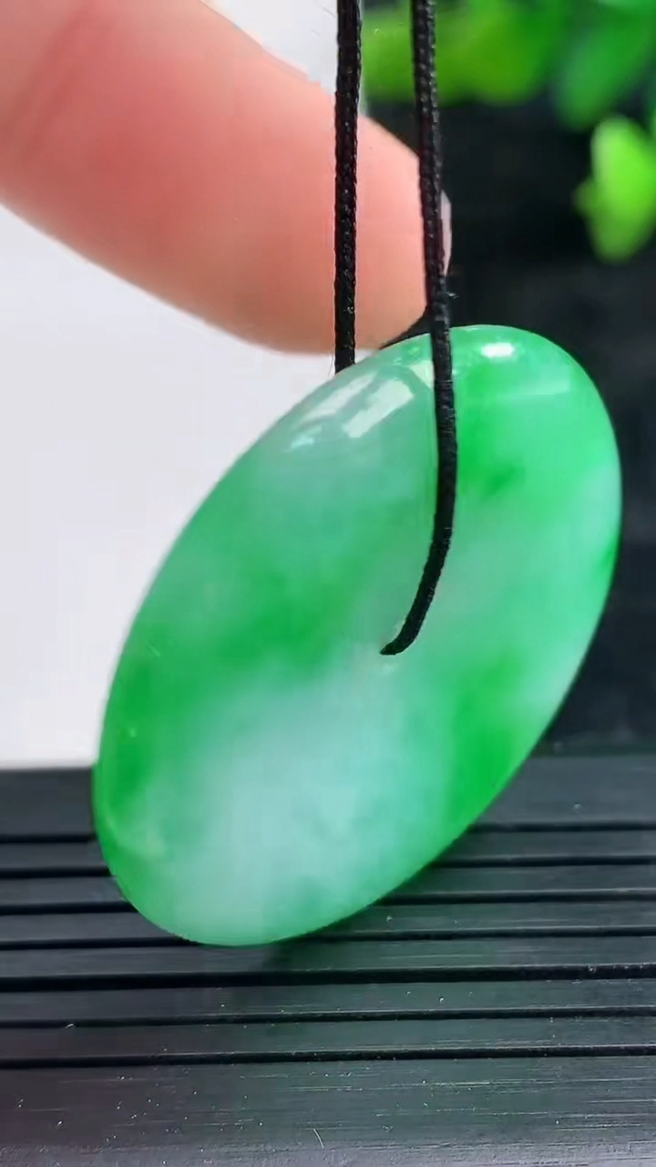 天然A货翡翠平安扣吊坠尺寸33.3-5.4重量:13.24g
3月28日