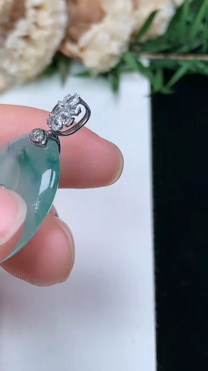 天然A货翡翠飘花平安扣吊坠，尺寸23.4-5.4，重量:6.32g
3月28日