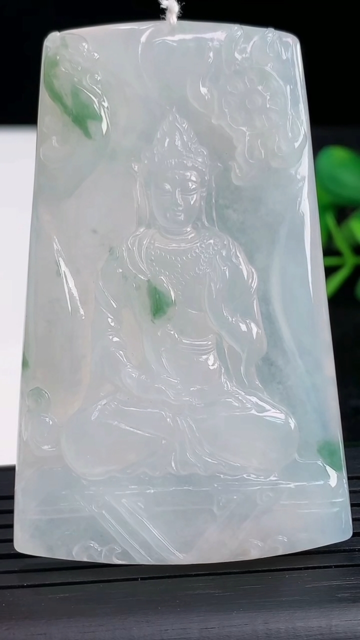 天然A货翡翠冰种飘花观音菩萨吊坠尺寸67.3-42-5重量:36.92g
3月28日