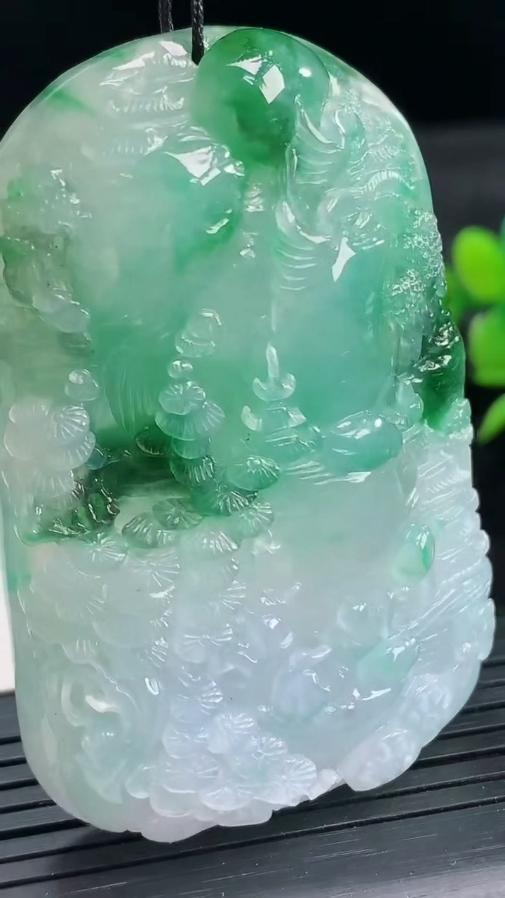 天然A货翡翠山水牌吊坠尺寸58.4-39.6-11.5重量:52.24g
3月28日