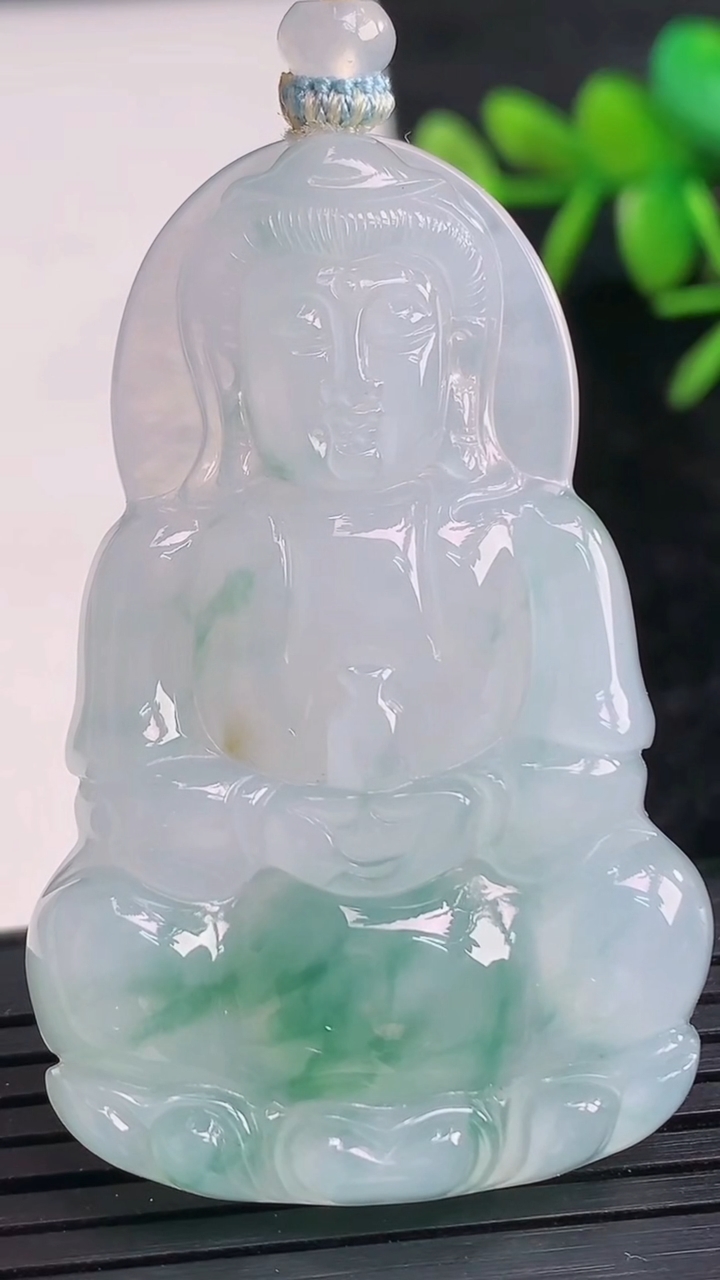 天然A货翡翠冰种飘花观音菩萨吊坠尺寸49.8-32.4-6重量:17.44g
3月28日