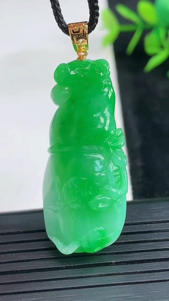 天然A货翡翠葫芦吊坠尺寸40-18.2-10.3重量:12.51g
3月28日