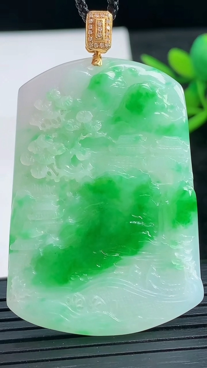 天然A货翡翠山水牌吊坠尺寸48.7-34.3-3.9重量:17.06g
3月28日
