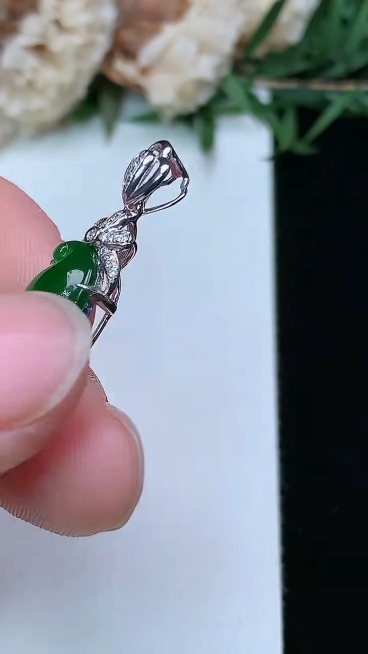 天然A货翡翠福豆吊坠，尺寸24.5-11.4-5.3，重量:2.67g
3月28日