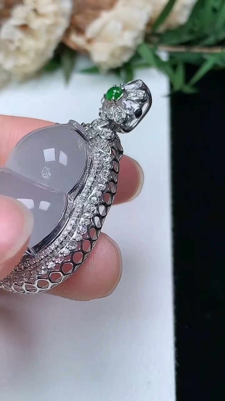 天然A货翡翠白冰葫芦吊坠，尺寸38.3-23.8-12.9，裸石23.4-19.4，重量:8.42g
3月28日