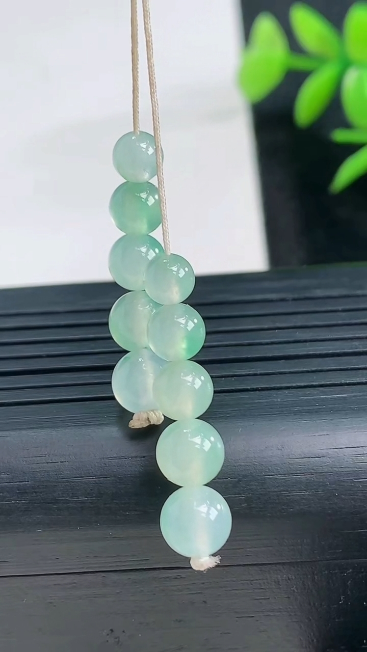 天然A货翡翠圆珠吊坠一手尺寸5.2重量:3.08g3月28日
工厂直销收藏佳品,种好水足，色泽均匀，