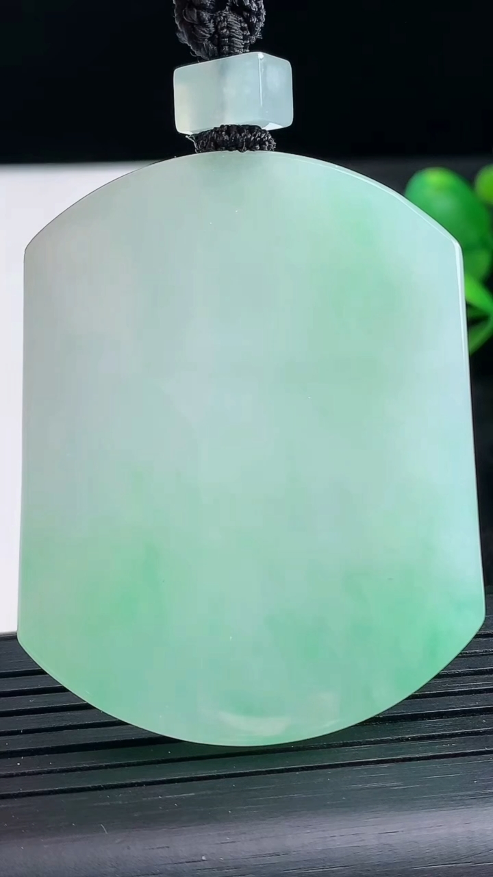 天然A货翡翠无事牌吊坠尺寸54.7-43.2-5.9重量:45.37g
3月28日