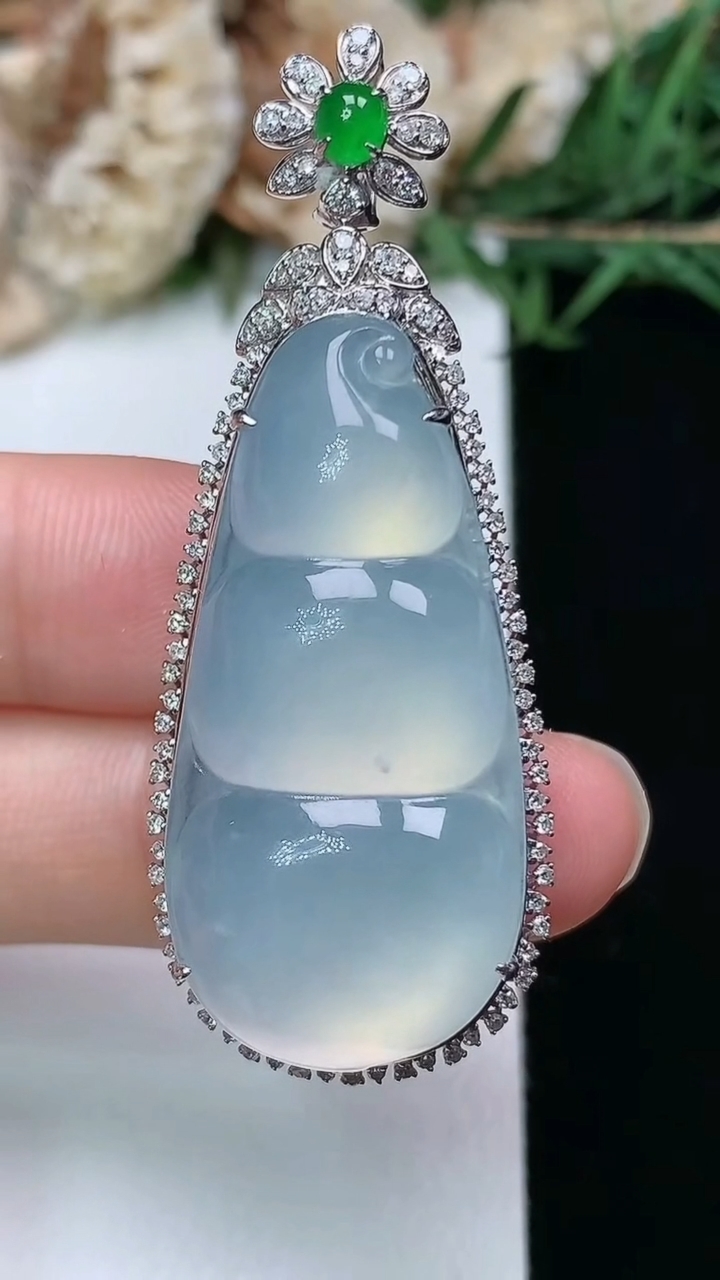 天然A货翡翠白冰福豆吊坠，尺寸50.5-19.5-12.6，裸石35-16.7，重量:10.23g
