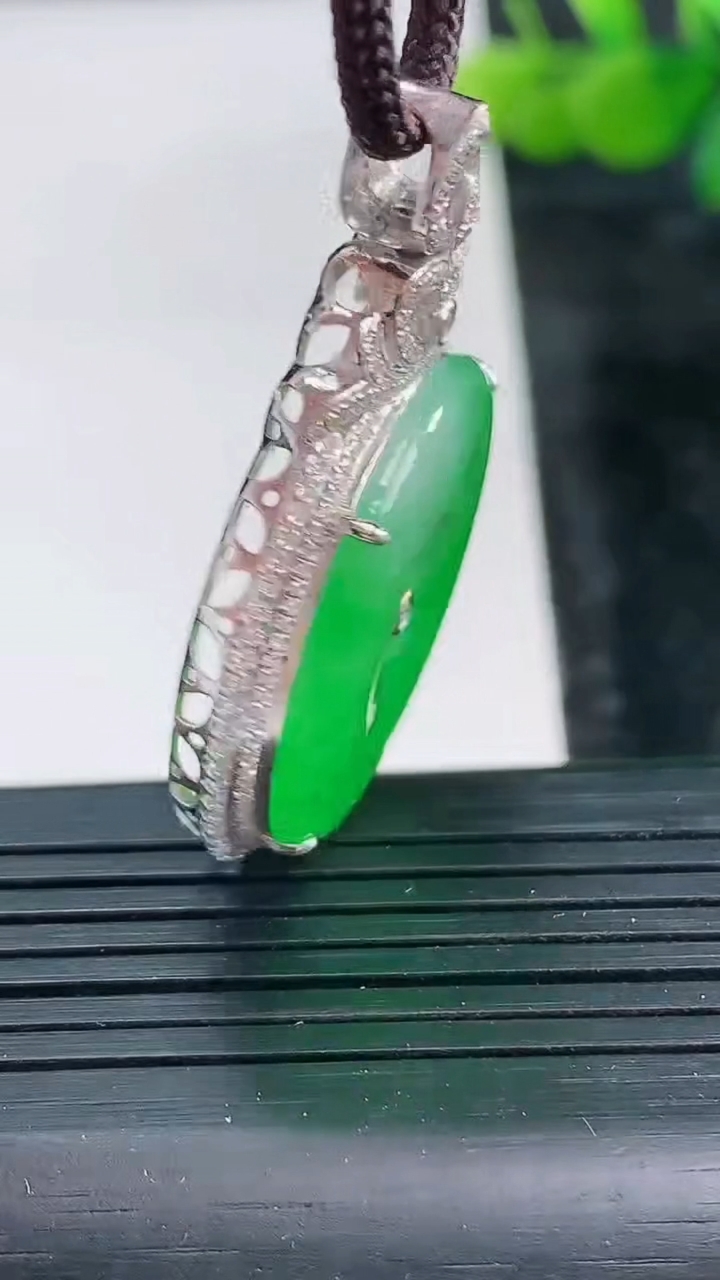 天然A货翡翠平安扣吊坠尺寸39.8-28.5-7.6裸石24.4重量:8.71g
3月28日