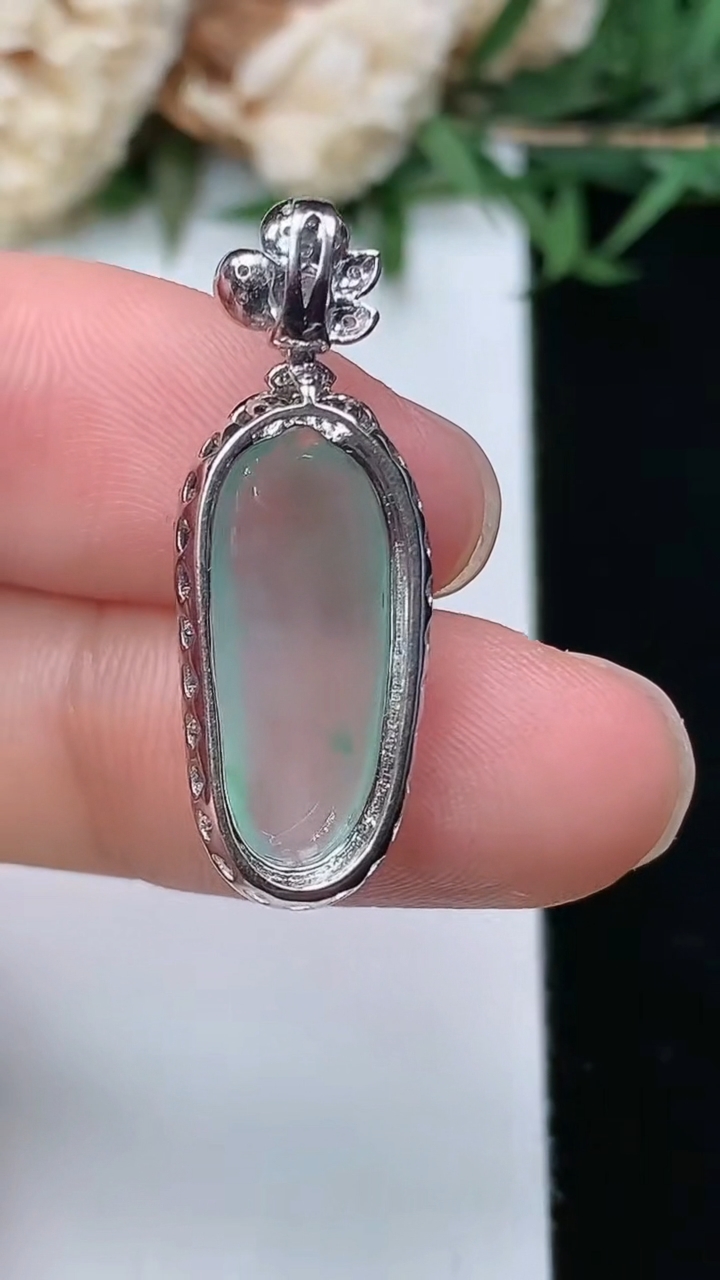 天然A货翡翠福瓜吊坠，尺寸27.9-9.9-6.2，裸石17.6-7.5，重量:2.00g
3月28日