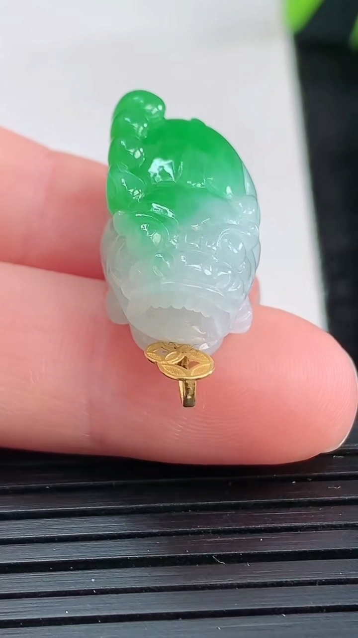 天然A货翡翠貔貅吊坠尺寸22-12.5-10.6重量:6.76g
3月28日