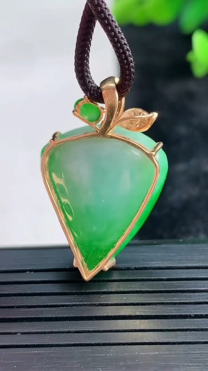 天然A货翡翠寿桃吊坠尺寸32.1-206-10.1重量:10.00g
3月28日