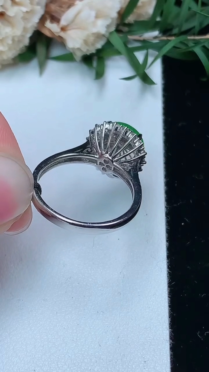 天然A货翡翠蛋面戒指，尺寸17.5-9-9.3，重量:4.96g2026年3月28日
工厂直销收藏佳品,种好水足，色泽均匀，有种有色，上手高大气！