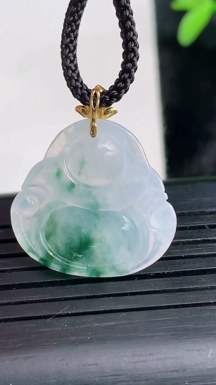 天然A货翡翠种飘花佛公吊坠尺寸19.9-21.3-4.2重量:2.99g
3月28日