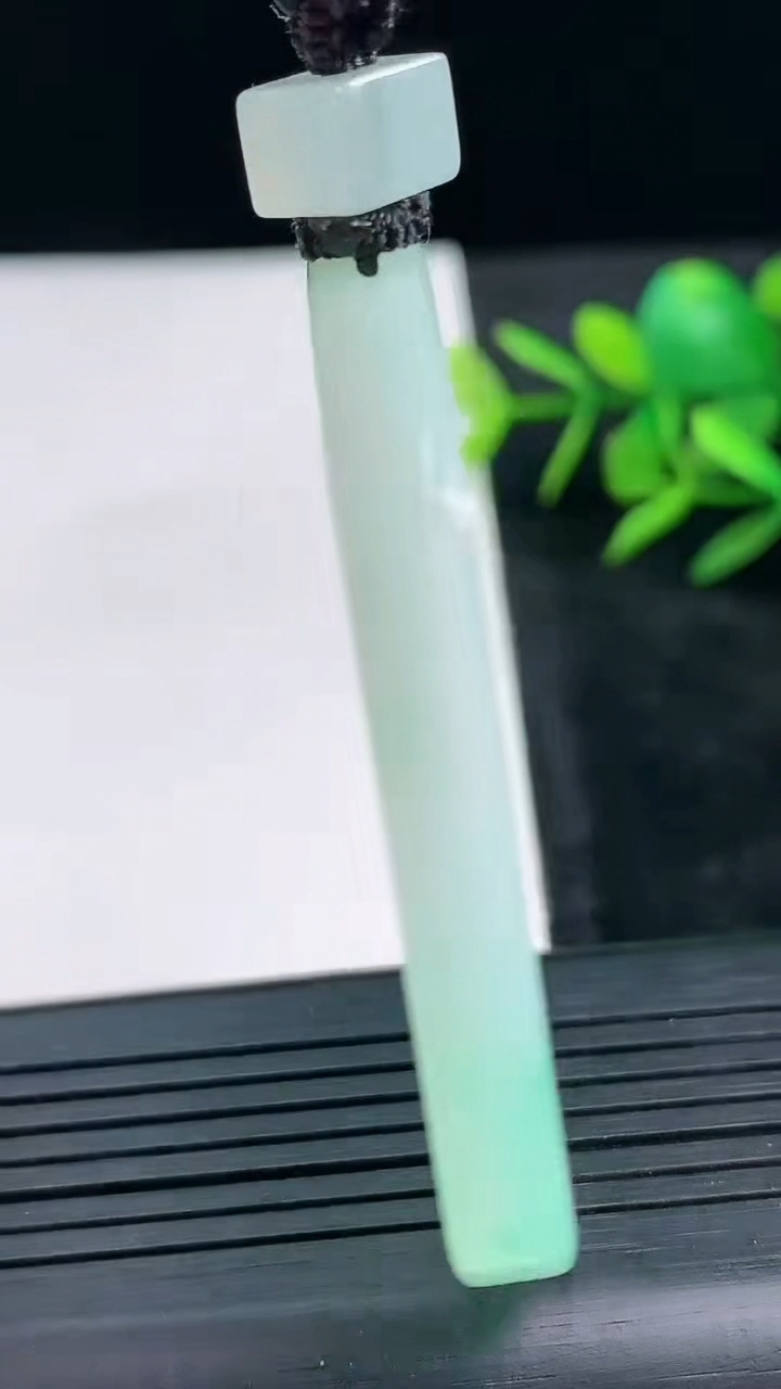 天然A货翡翠无事牌吊坠尺寸54.7-43.2-5.9重量:45.37g
3月28日