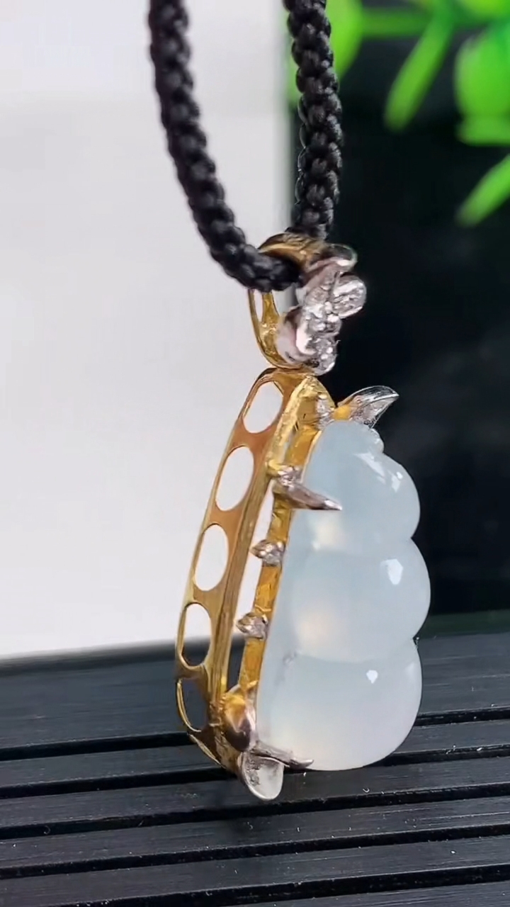 天然A货翡翠种白冰福豆吊坠尺寸31.3-14.4-10.1裸石19.4-10重量:3.73g
3月28日