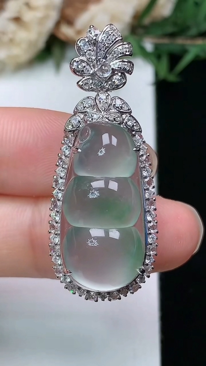 天然A货翡翠福豆吊坠，尺寸38-15.2-13.2，裸石22.4-11.2，重量:5.72g
3月2