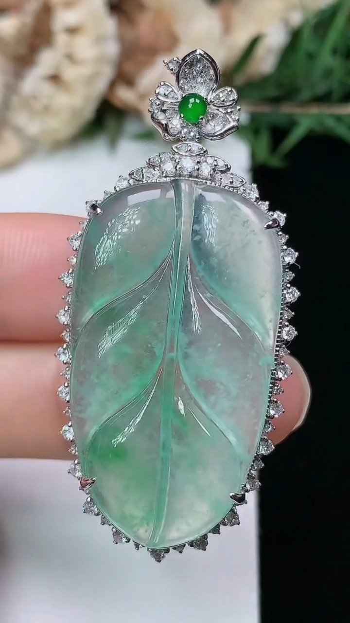 天然A货翡翠金枝玉叶 叶子吊坠，尺寸49-23.5-10.2，裸石34-19.4，重量:8.35g
3月28日