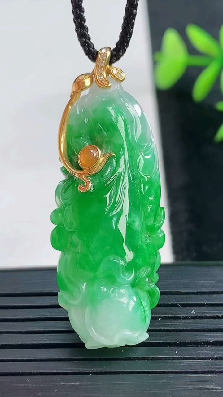 天然A货翡翠白菜吊坠尺寸39.3-16.5-9.9重量:10.95g
3月28日