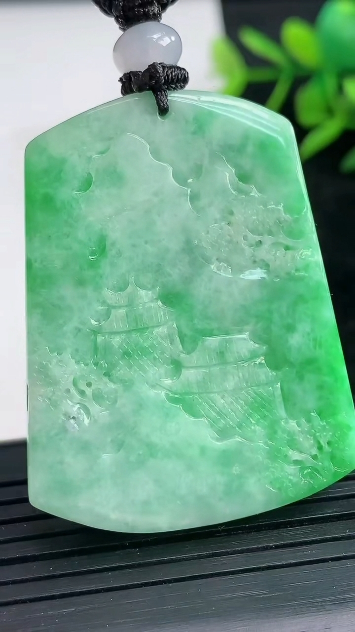 天然A货翡翠山水牌吊坠尺寸44.1-34.6-6.8重量:24.56g
3月28日