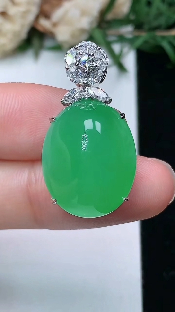 天然A货翡翠蛋面吊坠，尺寸28.2-18.4-15.3-12.6，重量:8.03g
3月28日