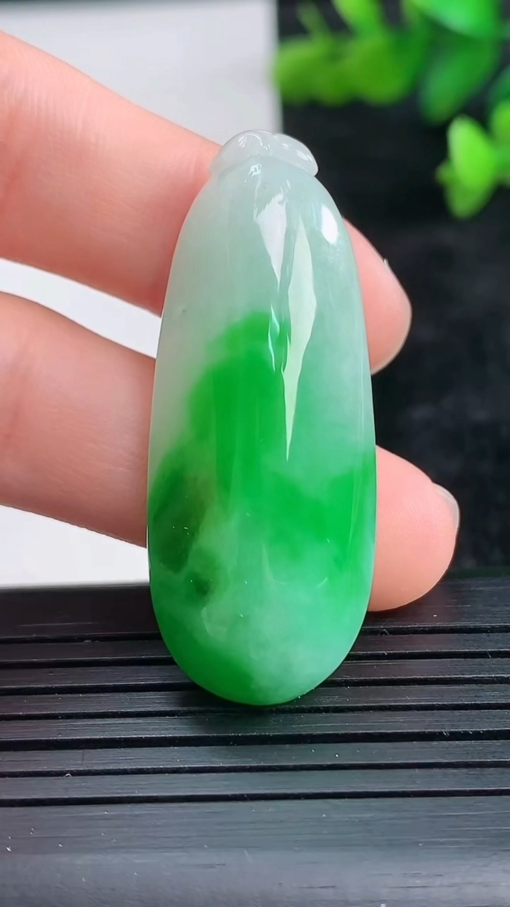 天然A货翡翠福瓜吊坠尺寸41-16.4-11.7重量:13.09g
3月28日