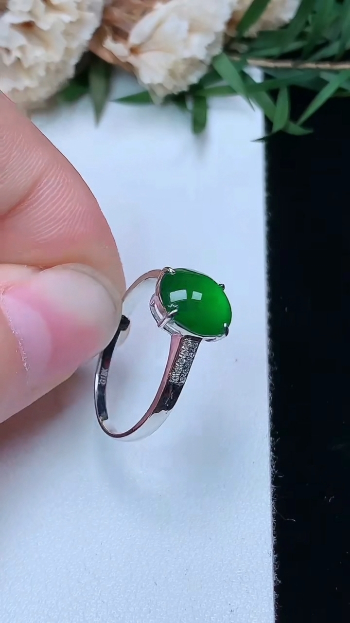 天然A货翡翠蛋面戒指，尺寸16.7-8.3-7.8，重量:1.66g2026年3月28日
工厂直销收藏佳品,种好水足，色泽均匀，有种有色，上手高大气！