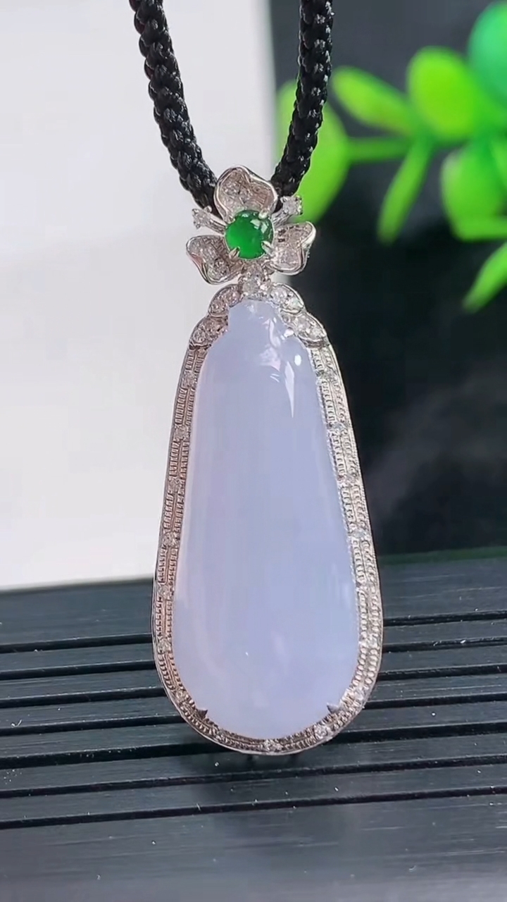 天然A货翡翠18K金紫罗兰福瓜吊坠尺寸34.4-13.8-8.4裸石25.6-10.7重量:4.37g
3月28日