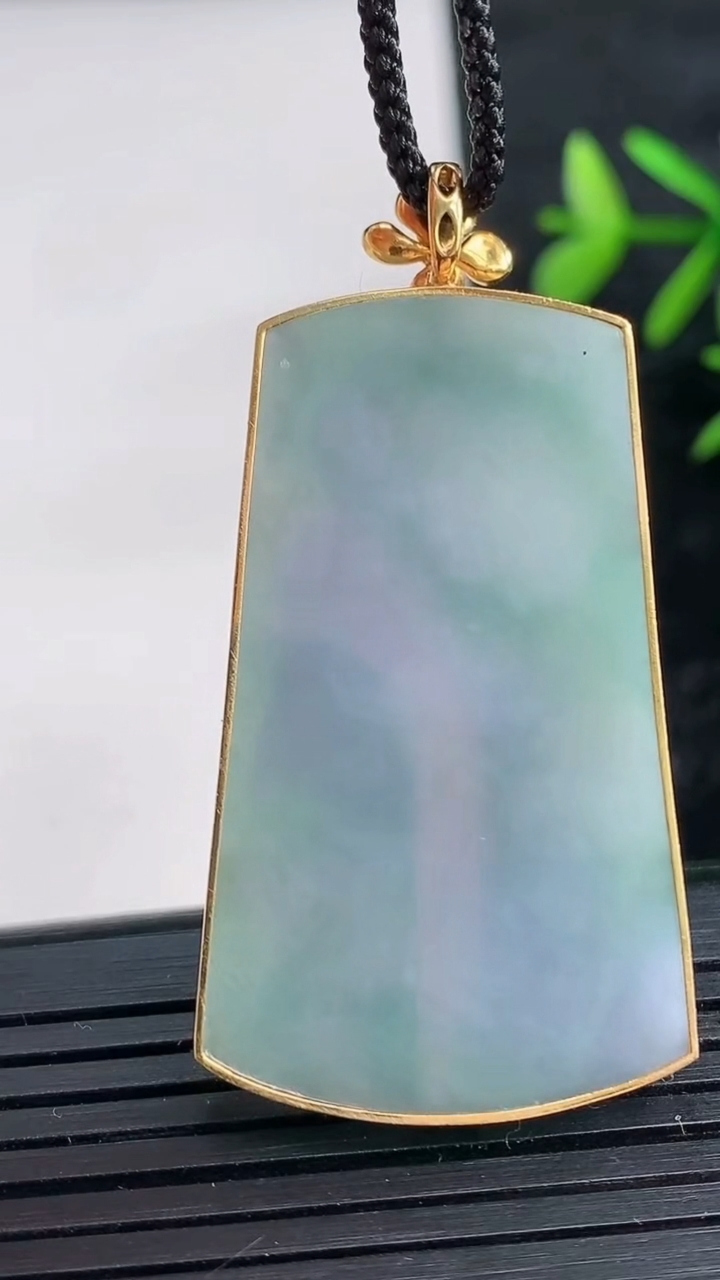 天然A货翡翠18K金紫罗兰无事牌吊坠尺寸41.4-24.6-3.9重量:10.83g
3月28日