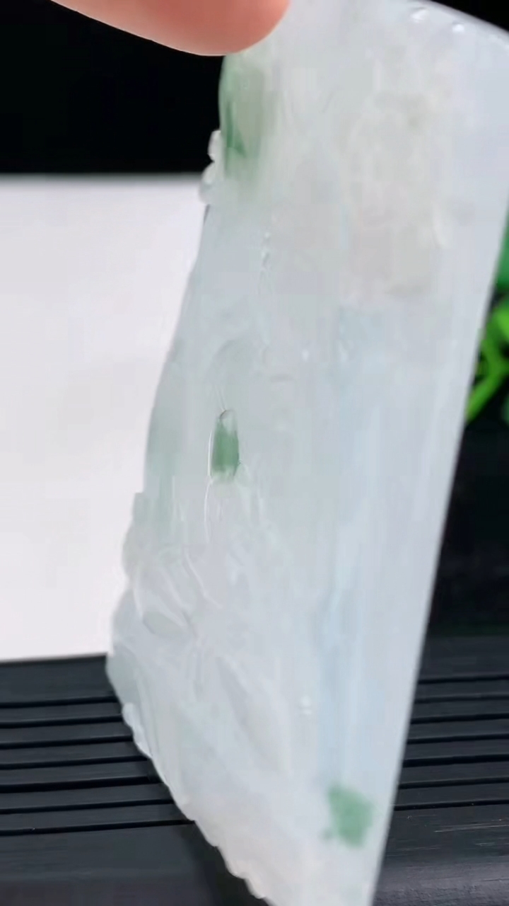 天然A货翡翠冰种飘花观音菩萨吊坠尺寸67.3-42-5重量:36.92g
3月28日